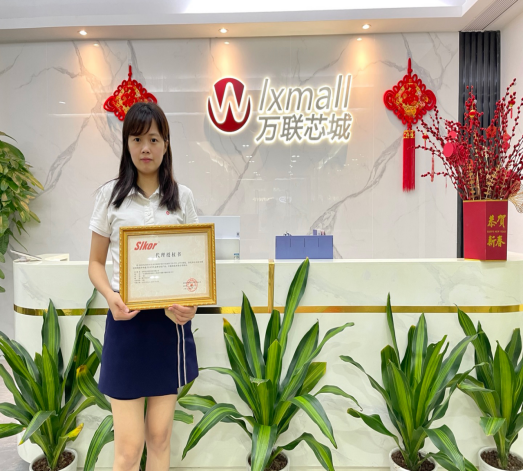 万联芯代表在公海555000JC线路检测中心代理商授牌仪式